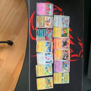 Pokémonkort - Blandade kort - Samling av färgglada Pokémonkort med olika karaktärer och krafter. Perfekt för dig som gillar att samla, byta eller spela Pokémon TCG. Korten har olika typer och energier, och passar både nybörjare och erfarna samlare. Fånga dina favoriter och utöka din samling!