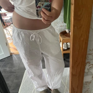 Vita linnebyxor med snörning - Säljer ett par vita linnebyxor från Gina med avslappnad passform och dragsko i midjan. Byxorna är raka i modellen och har en luftig känsla. Köpte för 399kr, använt fåtal gånger. Passar mig jättebra som är 156cm🩷
