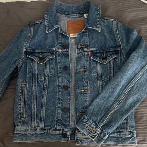 Levi’s jeansjacka - Säljer en mörkblå jeansjacka från levi’s. Den är i mycket bra kvalité då den endast är använd ett få tal gånger. Nypris 1265kr på zalando, säljer för 700kr