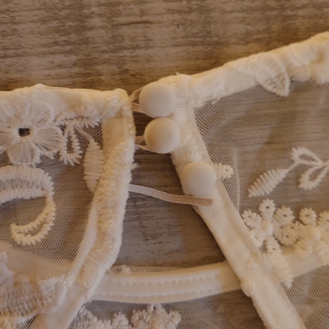 Vit spetsklänning från NLY One - 3