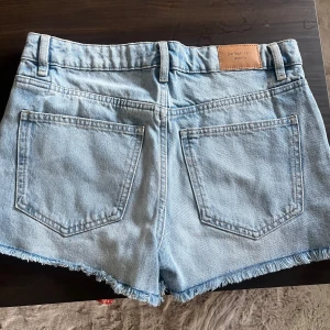 Ljusblå jeansshorts - Snygga ljusblå jeansshorts, bara provade