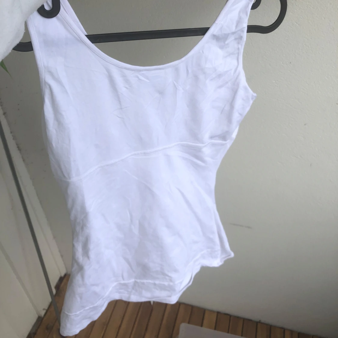 Vit linnetopp med v-ringning - 1