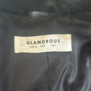 Svart skinnjacka från Glamorous - Svart skinnjacka från Glamorous