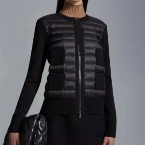 Moncler Cardigan svart - Super fin moncler cardigan som sitter parfekt på mig som är XS/S🥰Lappen där bak sitter löst men annars som ny! Nypris på hemsidan 8520kr!