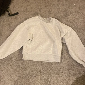 Grå tröja från ginatricot  - En grå tröja från ginatricot i storlek xxs den har blivit för liten.