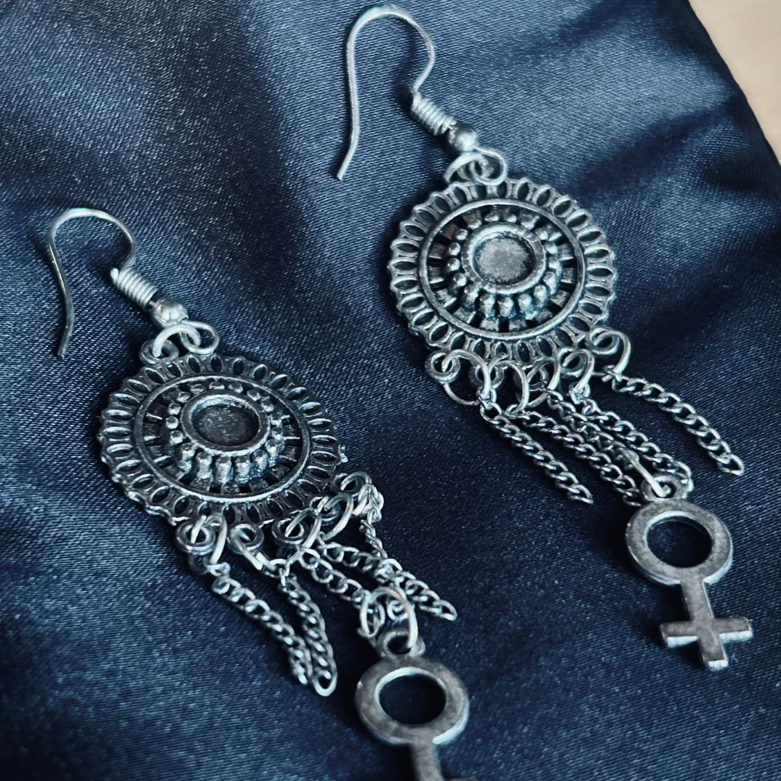 Unika handgjorda statement-örhängen i antik-silverfärgad metall!