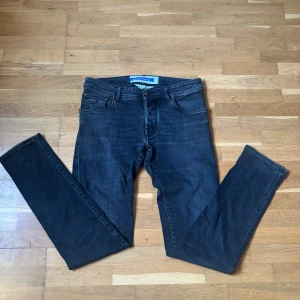 Jacob cohen jeans  - Snygga mörk gråa jeans från Jacob Cohën. 🩶perfekt för dig som vill ha ett par snygga jeans i för skolan. Nick slim modell, cond: 7:10. Säljs då de tyvärr va för små. Inget og medföljer men de är äkta vilket går bevisas 🙌. Hör gärna av er vid fler frågor!!!