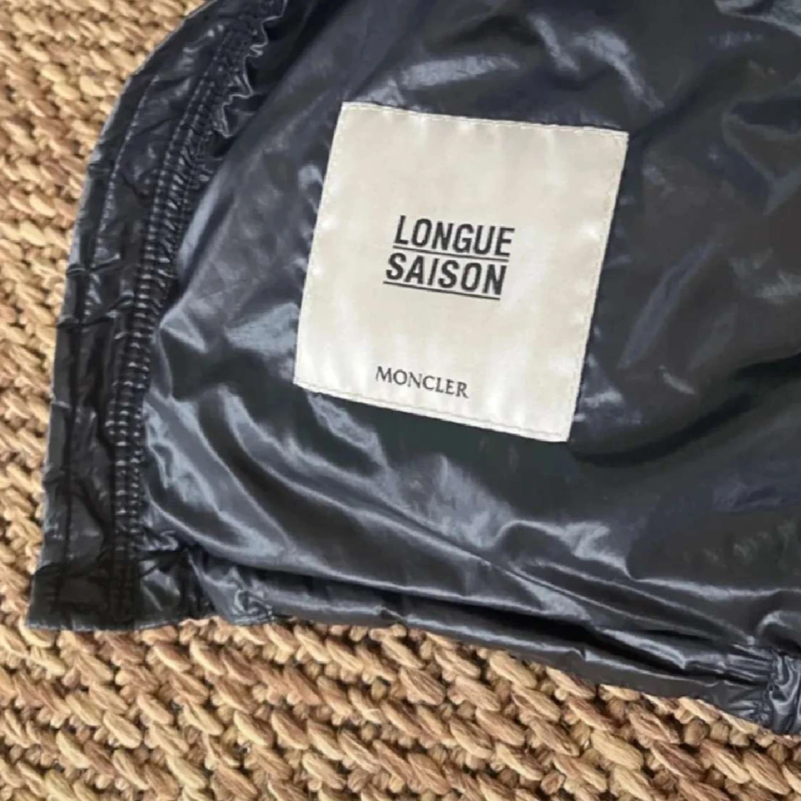 Svart Moncler dunjacka med röd/vit zip - 2