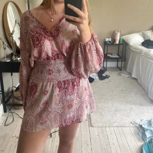 Klänning - Världens coolaste klänning med asnajs mönster och detaljer💛 går att sätta in snörning vid urringningen om man vill