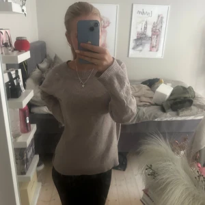 Rosa/Beige stickad tröja från ONLY - Mysig beige stickad tröja från ONLY med rund halsringning och långa ärmar. Tröjan har en enkel och clean design. 