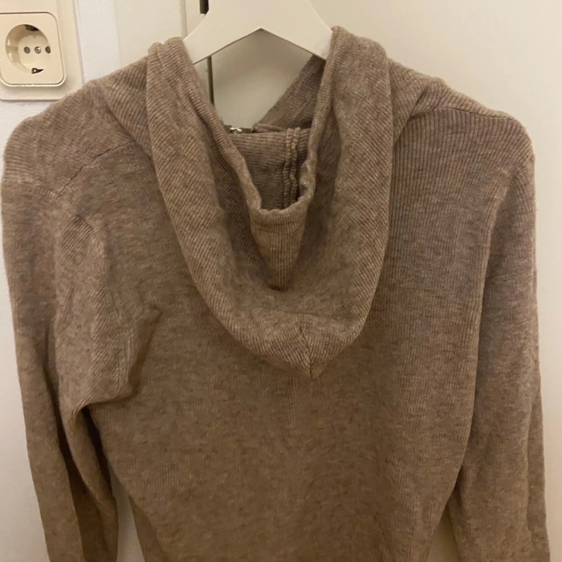 Beige stickad hoodie med dragkedja - 2