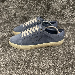 Saint Laurent Skor  - ‼️VI TAR EJ BYTEN‼️Saint Laurent Skor | Skick: 9/10 | Storlek 40 sitter större 41/42EU | ingår enbart skorna vid köp. | Fraktar inom 24H efter köp på köparens bekostnad 📦💨 | Hör av dig vid minsta fråga eller fundering 💭