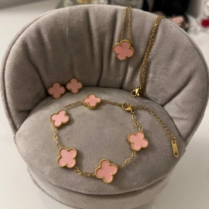Vancleef rosa sett, läs beskrivningen  - Allt för 500. Var för sig örhänge -200, halsband-200, Armband - 250.