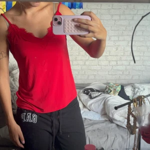 Jättefint linne💘 - Jättefint linne med spets i storlek S, knappt använt💗