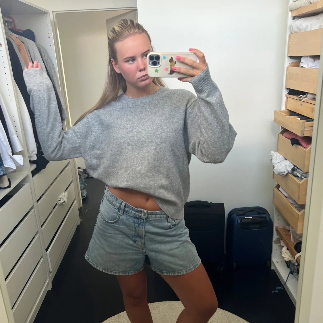 Grå stickad tröja i loose fit - 1