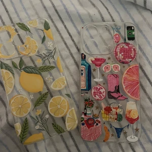 Två färgglada somriga mobilskal - Säljer två mobilskal med unika motiv! Ett har citroner och blommor i gult och grönt, det andra har collage med rosa cowboyboots, drinkar, frukt och discokula. De passar perfekt till sommaren. För IPhone 13 Pro! 