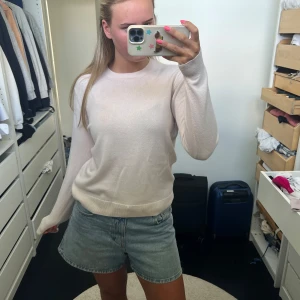 Ljusrosa Kashmir tröja - Ljusrosa Kashmir tröja från uniqlo! Knappast använd förutom att den har en liten sminkfläck på bröstet (sista bild) men som säkert går bort i tvätten! 