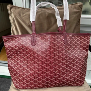 Burgundy tote bag - Tote bag i storlek M. Aldrig använt. Tillkommer plånbok och dustbag. Perfekt att få plats med laptop, böcker, tröja, vattenflaska osv.. ❤️