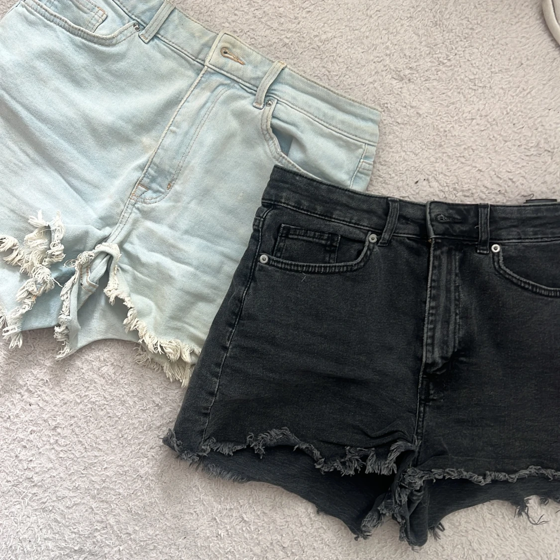 Två pack gögmidjade jeansshorts med fransar