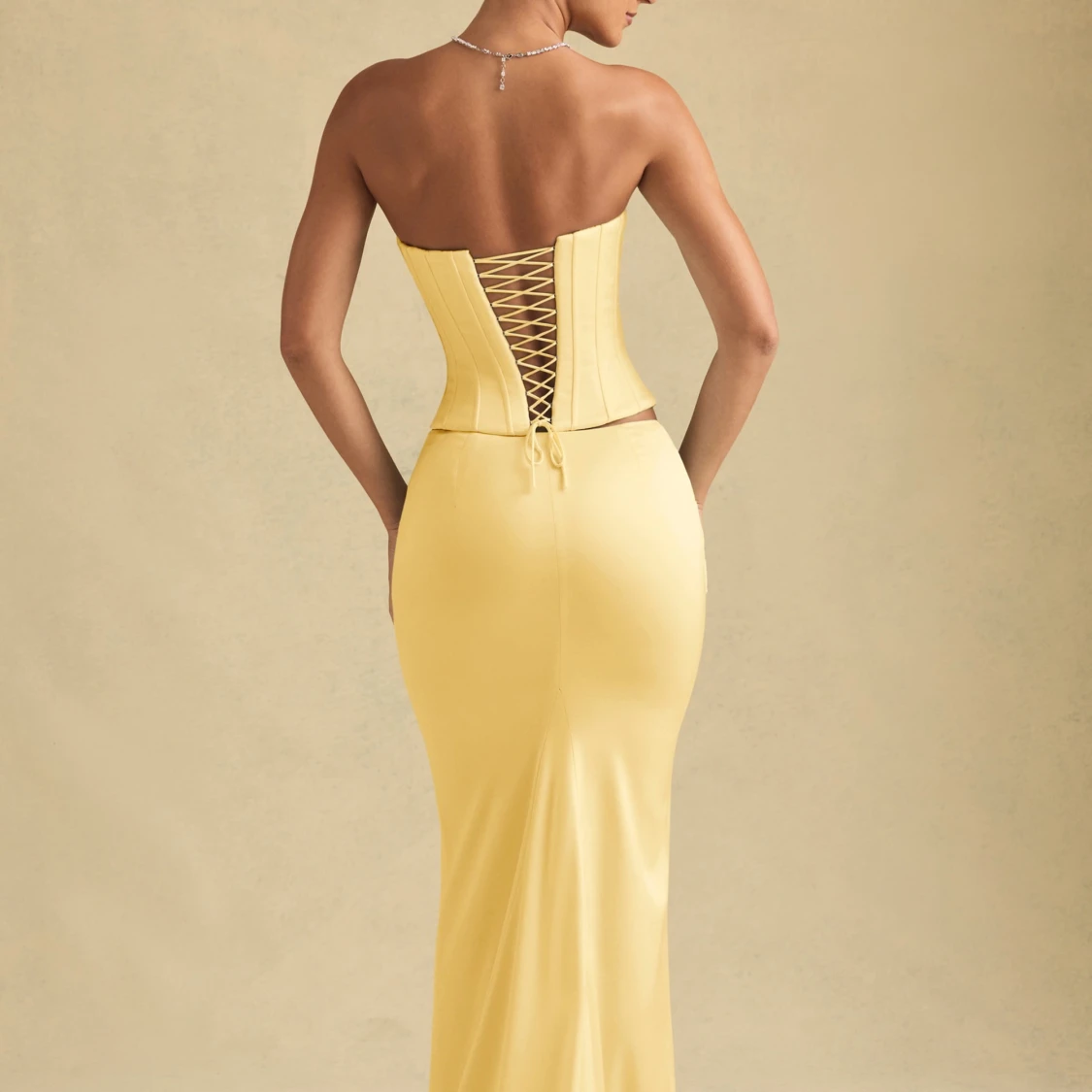 Gul långklänning med korsettliv
