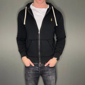 Ralph lauren tröja - Hej säljer nu min fina Ralph Lauren zip tröja i storlek S. Den är i bra och kommer vara otroligt snygg nu i vinter och framåt våren. Nypris cirka 2200kr! Vi kommer att sälja liknande produkter nu närmare våren så glöm inte följa profilen!🌊🍾