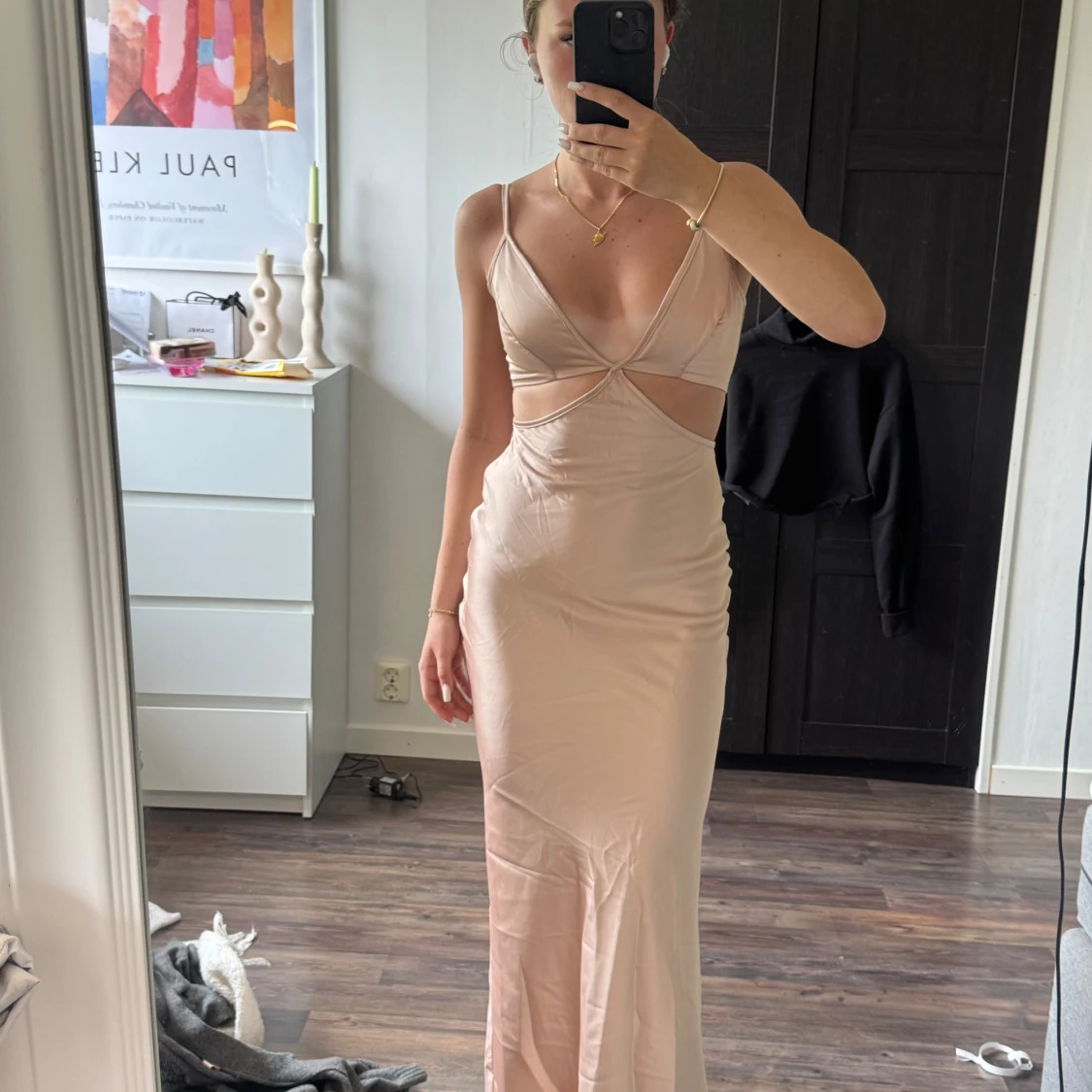 Champagnefärgad långklänning med cut-outs - 1