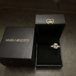 Silverring Maria Nilsdotter med sten - Snygg silverring från Maria Nilsdotter med katt tänder som greppar tag om en super fin sten. Perfekt för dig som gillar unika smycken.