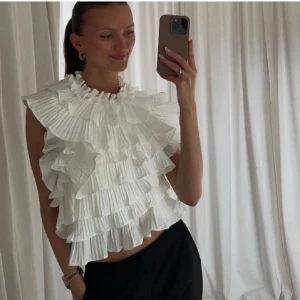 Le Magda topp - Säljer den här slutsålda blusen från Le Magda i storlek xs/s💞💞 så fin i ryggen som också går att justera!