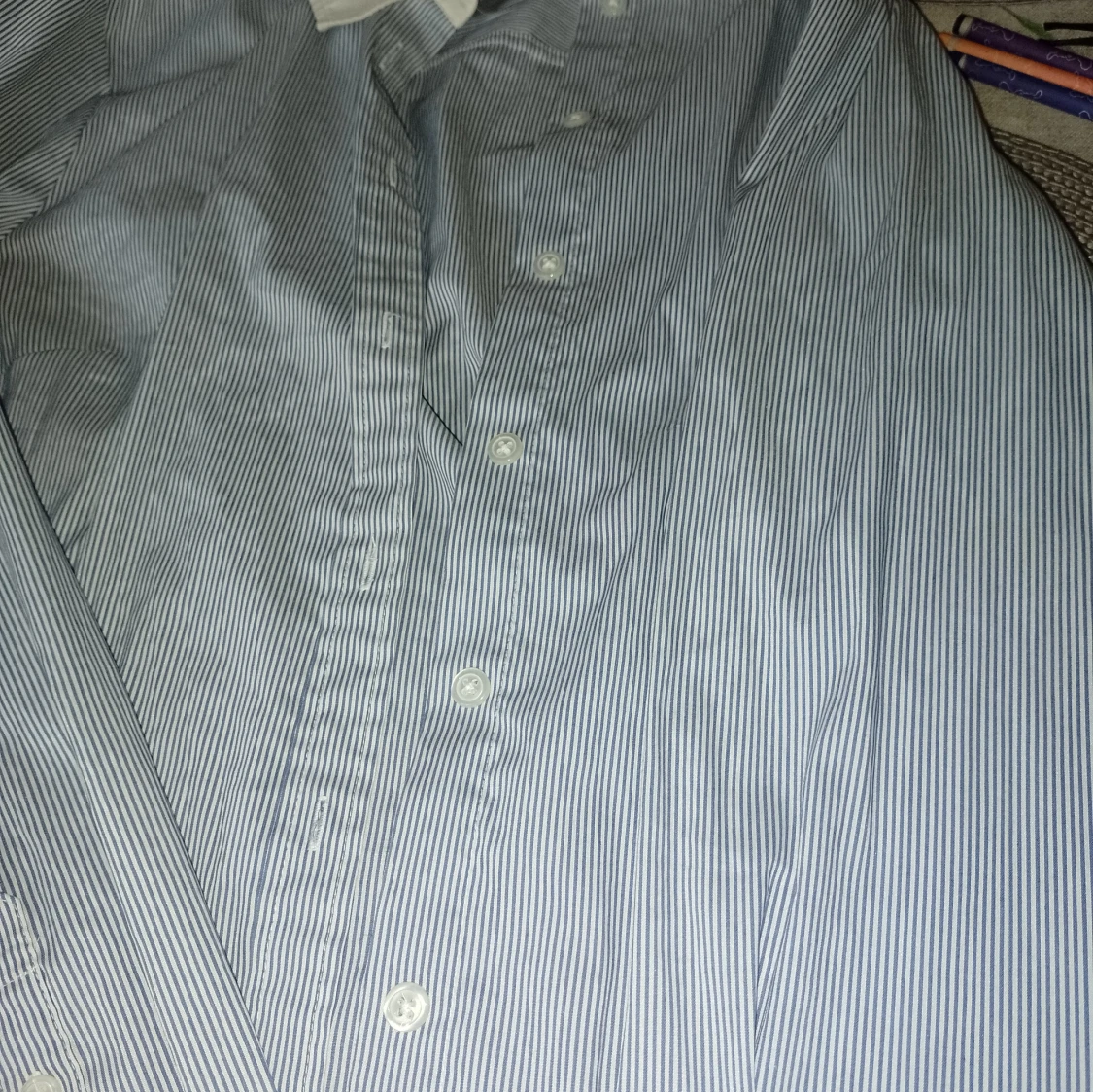 Randig skjorta från H&M med vit krage