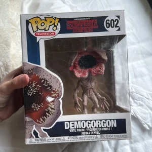 Stranger Things: Demogorgon (Pop! Television #602) - Cool samlarfigur från Stranger Things! Demogorgon är ett måste för fans av serien och popkultur. Perfekt att ha på hyllan eller ge bort till någon som älskar spänning och mystik. Officiell Netflix-merchandise i originalförpackning. Pris kan diskuteras!