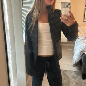 Pris kan diskuteras Svart pufferjacka från X-Trail - Köpte för 700krSvart pufferjacka från X-Trail med dragkedja framtill och hög krage. Jackan har quiltad design och är tillverkad i syntetmaterial. Perfekt för kyligare dagar och har en clean, sportig look som funkar till det mesta.inte gått till användning 