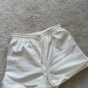 Vita shorts från NA-KD med snörning - Snygga vita shorts från NA-KD i linenblend med elastisk midja och snörning