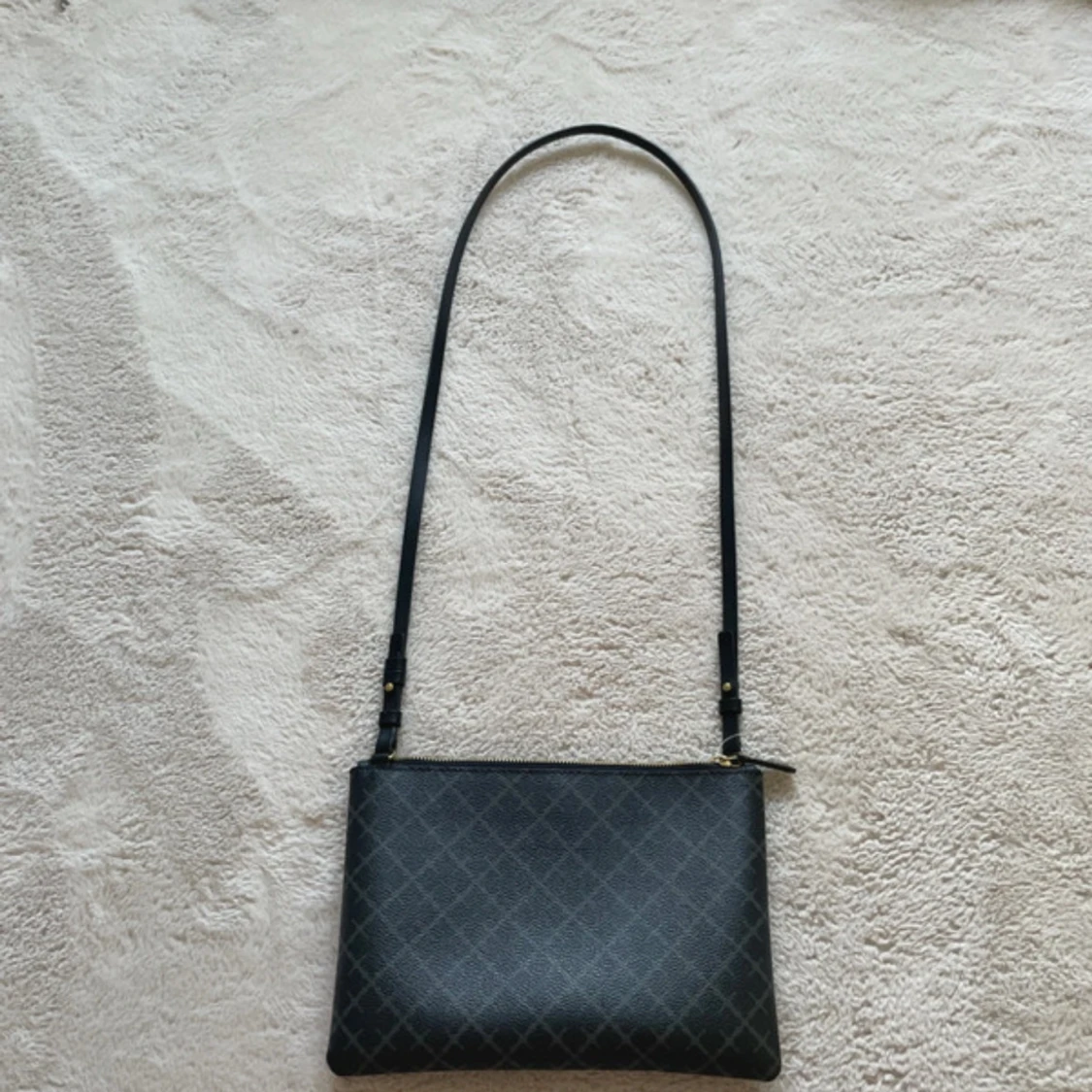 Svart axelväska med rutigt mönster