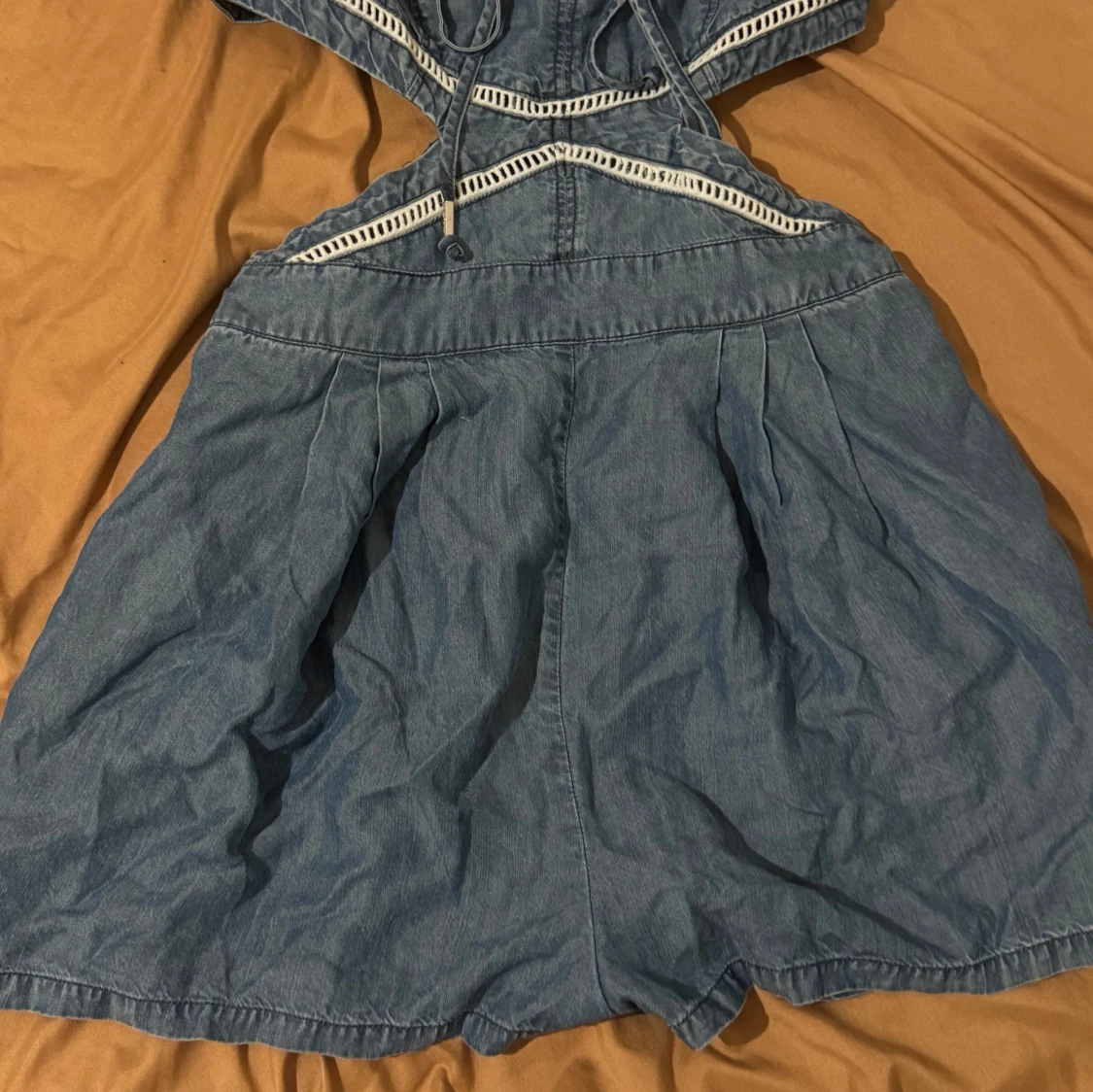 Blå jeans jumpsuit med cut-outs från Bebe - 1