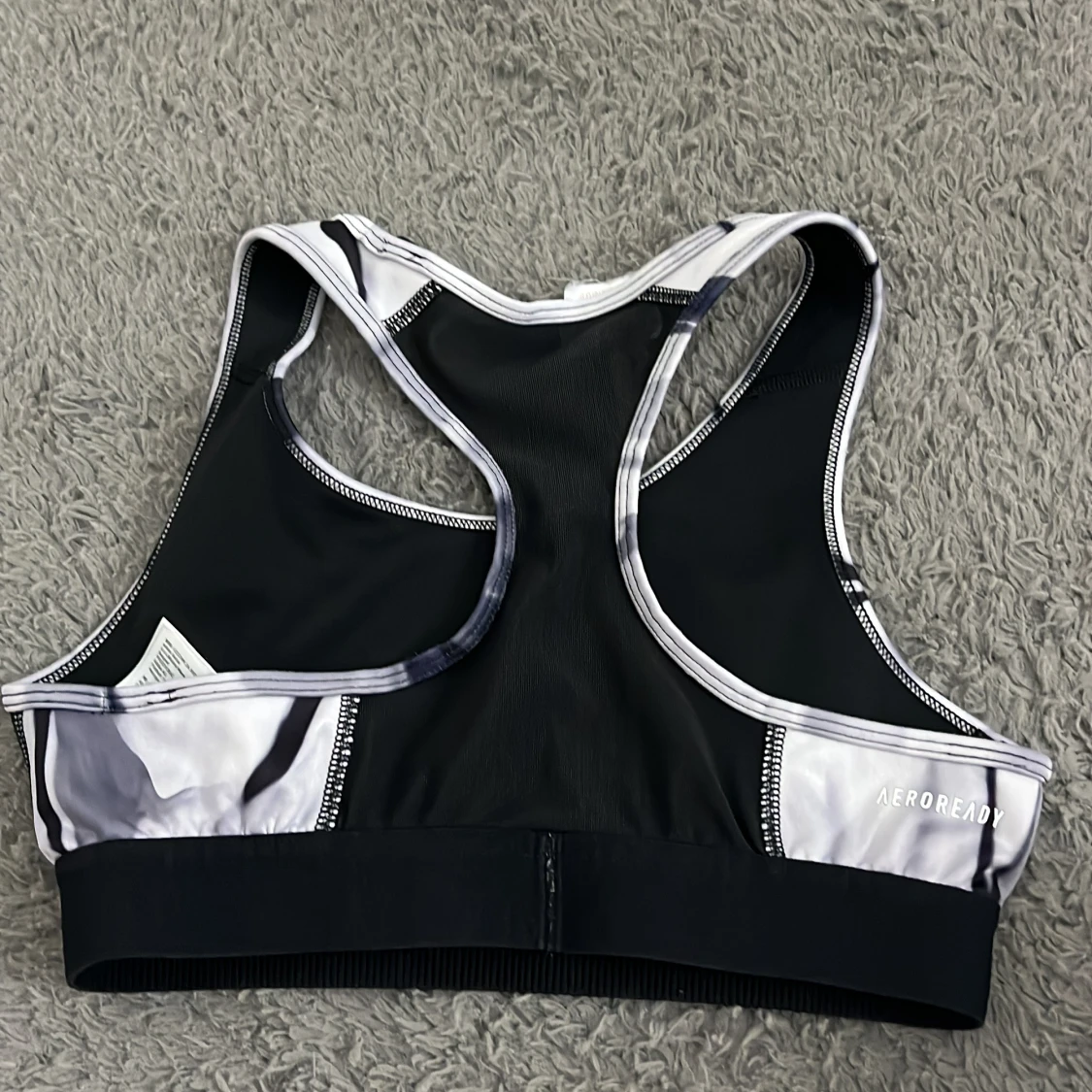 Adidas sporttopp i svart och vitt - 1