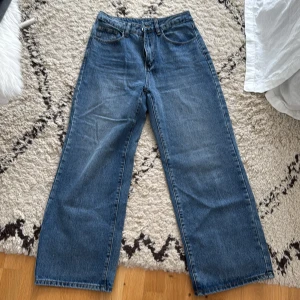 Blå vida jeans från SHEIN Petite - Mellanblå jeans från SHEIN i modellen wide leg. Klassisk femficksdesign, hög midja och raka, vida ben. Jeansen är gjorda i ett klassiskt denimtyg med kontrastsömmar. Petite.
