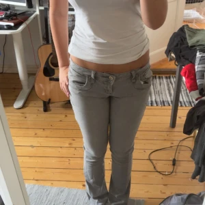 Ltb jeans 26/32 i modellen Valerie 💗 - säljer ett par super fina gråa ltb jeans! har inga tecken på användning då jag bara använt dom 1 gång. De har en super fin bootcut och är lågmidjade! Dom är också lite stretchiga! 💗