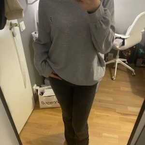 Grå långärmad - Säljer en jättefin grå långärmad tröja från YesStyle💕 Den är lite oversized och passar perfekt till ett par jeans eller ett par shorts!