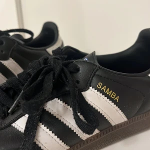 Svarta Adidas Samba  - Säljer mina samba skor som jag köpte för cirka 1 år sedan. Använda ett antal gånger, men fortfarande i väldigt fint skick. (Tvättas innan jag skickar iväg). 