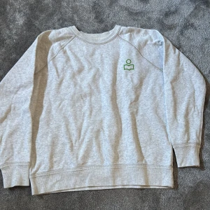 Isabel Marant tröja - Jättefin tröja från Isabel Marant i väldigt bra skick, tröjan skulle passa strl Xs/S. Ett väldigt fint basplagg med en enkel logga som extra detalj. Perfekt nu till hösten!