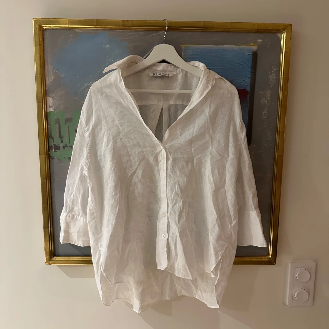 Vit trekvarts ärmad skjorta