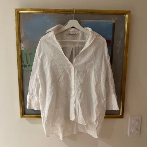Vit trekvarts ärmad skjorta - En jättefin skjorta från Zara som tyvärr inte kommer till användning!