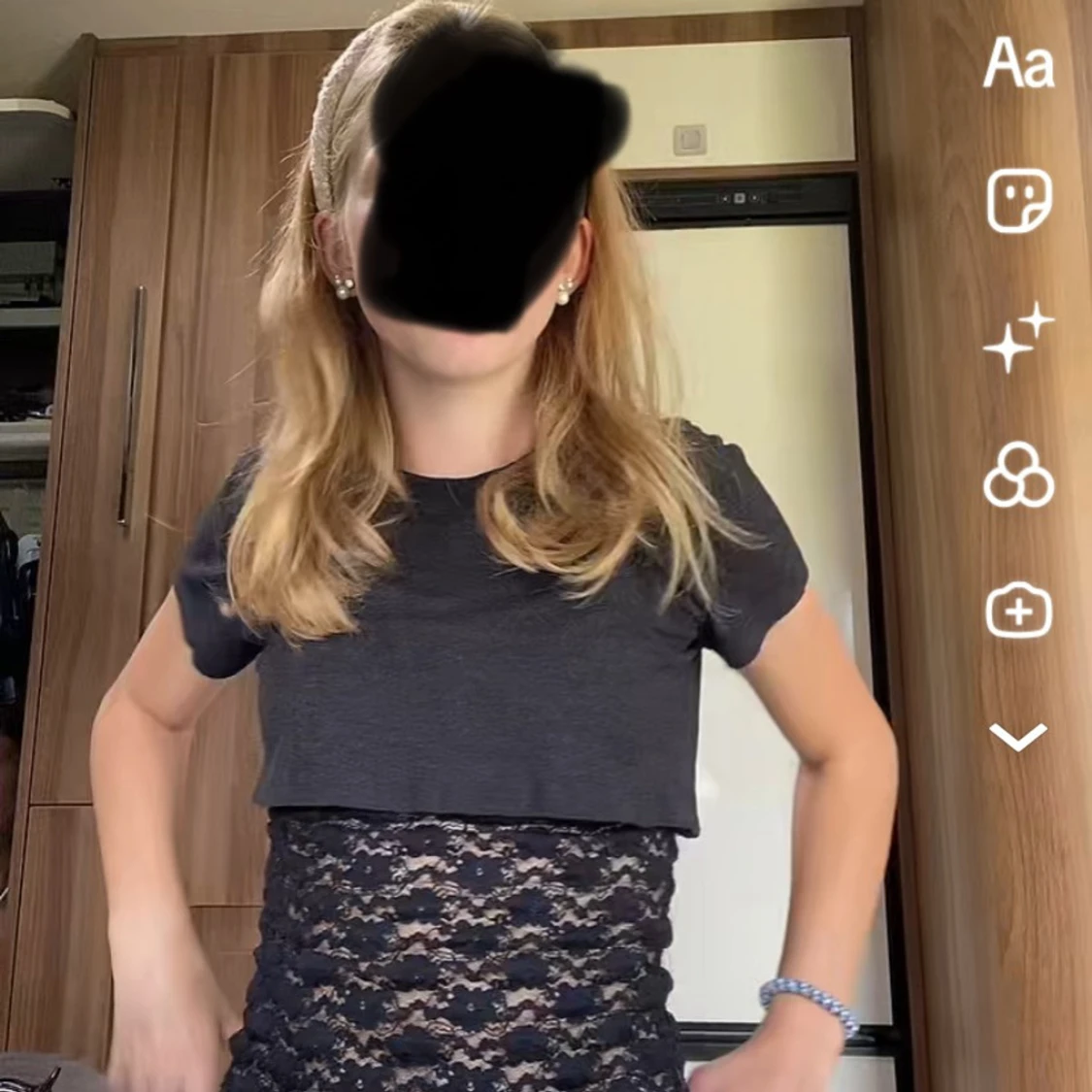 Svart croppad spets-topp