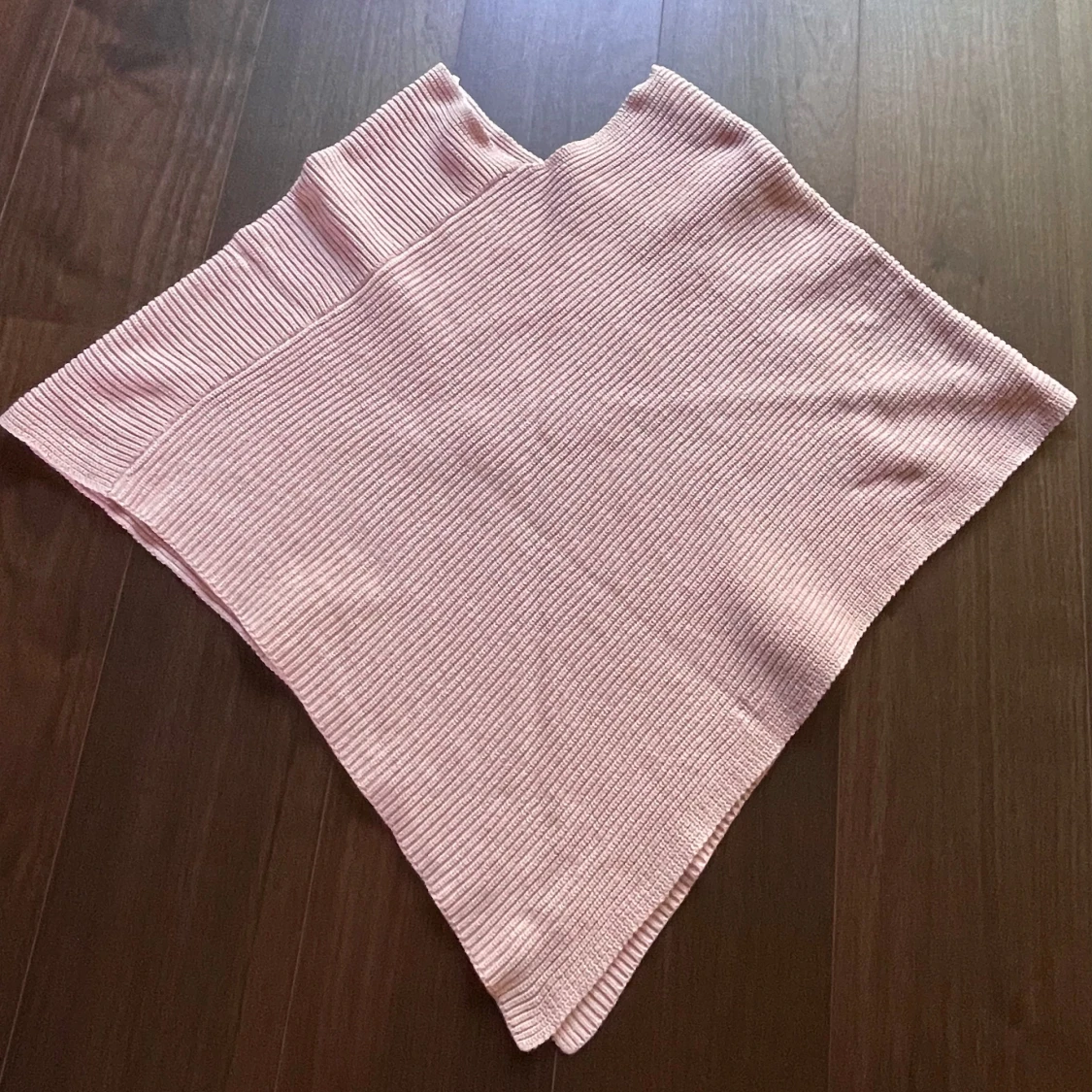 Ljusrosa stickad poncho från KappAhl - 4