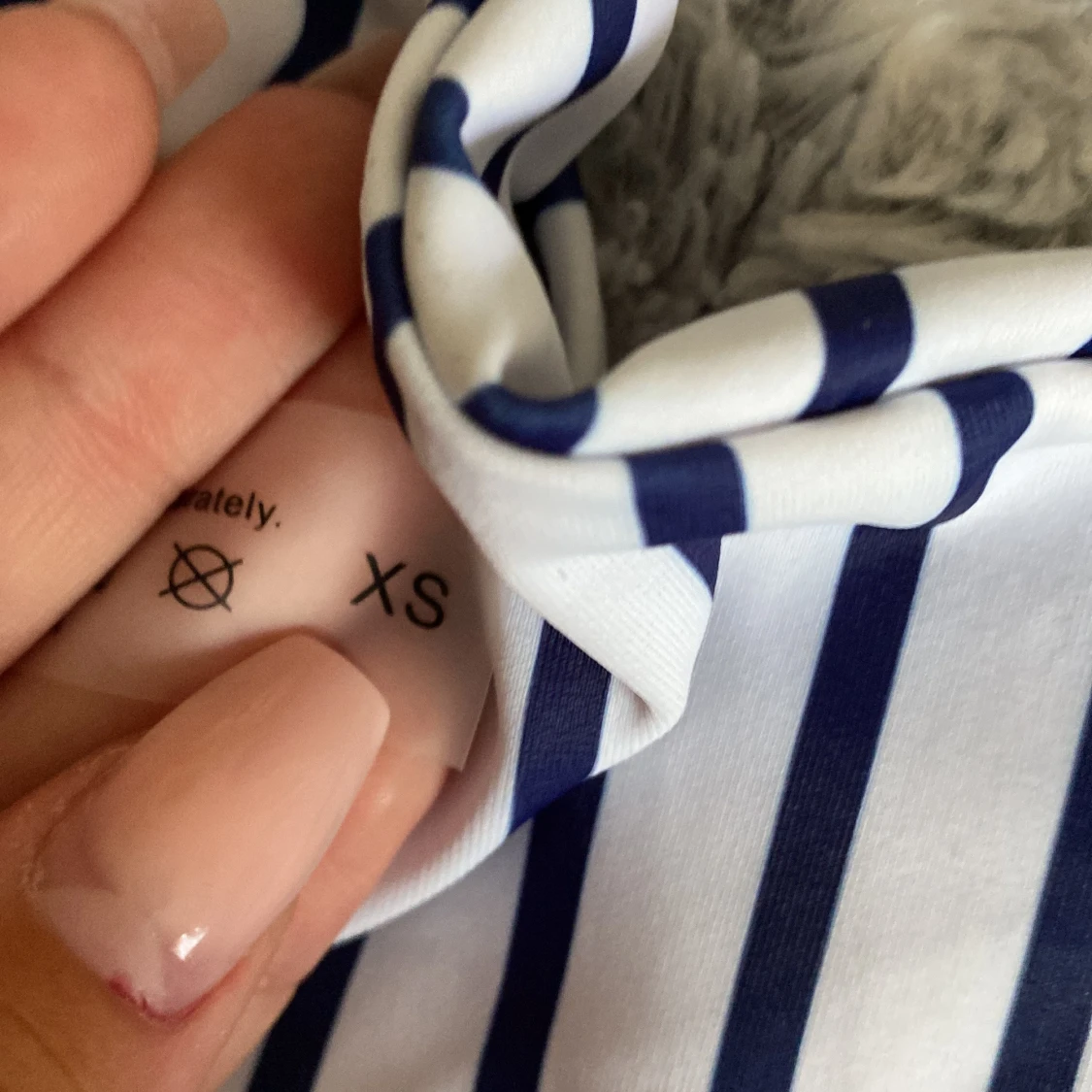 Randig bikini med gulddetalj XS - 1