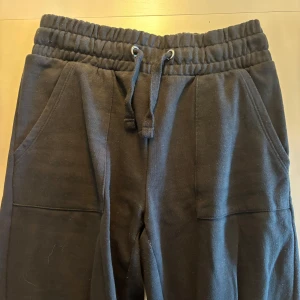 Svarta mjukisbyxor från 157 XS💕 - Svarta mjukisbyxor från 157 i storlek XS. Byxorna har resår i midjan med snörning, två sidofickor fram och två bakfickor. Går också att vika ner för att göra de lågmidjade💕 använda några gånger, men är i bra skick💕