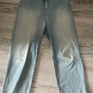 Ljusblå raka jeans Neukkimpyo M - Säljer ett par ljusblå jeans från Neukkimpyo i rak modell för 100kr. Jeansen har klassisk femficksdesign, bälteshällor och snyggt tvättad denim. Perfekta för en chill och avslappnad look. Säljer också en stickad rosa/beige långärmad tröja från lager 157 för 50kr strl xs. Säljer allt tillsammans för 125kr.