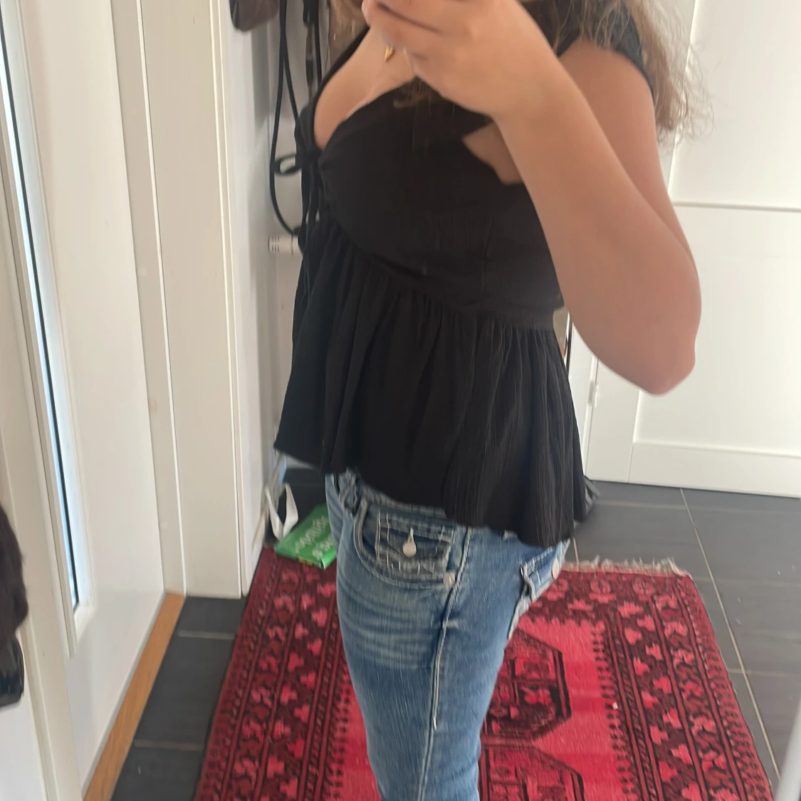 Svart blus med knyt och v-ringning - 1