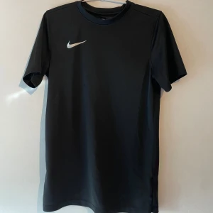 Svart Nike Träningströja - Svart t-shirt från Nike, aldrig använd. Har ej kvar (kvitto)