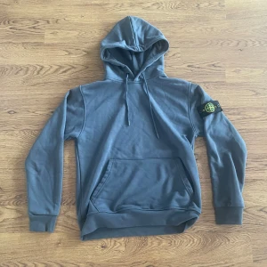 Stone Island hoodie - Säljer nu min Stone Island hoodie i strl S. Den är i ny skick och har inga skador  Pris kan diskuteras vid snabbt köp Har ni frågor är det bara att ställa de!